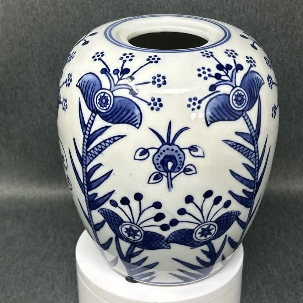 Vintage Dechang Chinese Blue and White Porcelain Floral Vase Jar 6 Inch